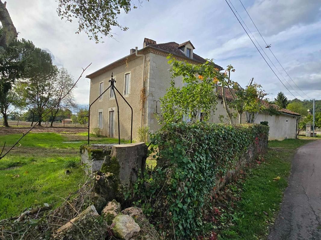 ANTONNE-ET-TRIGONANT Maison en pierre de type 4, grange attenante, sur un terrain de 1631 m² 2