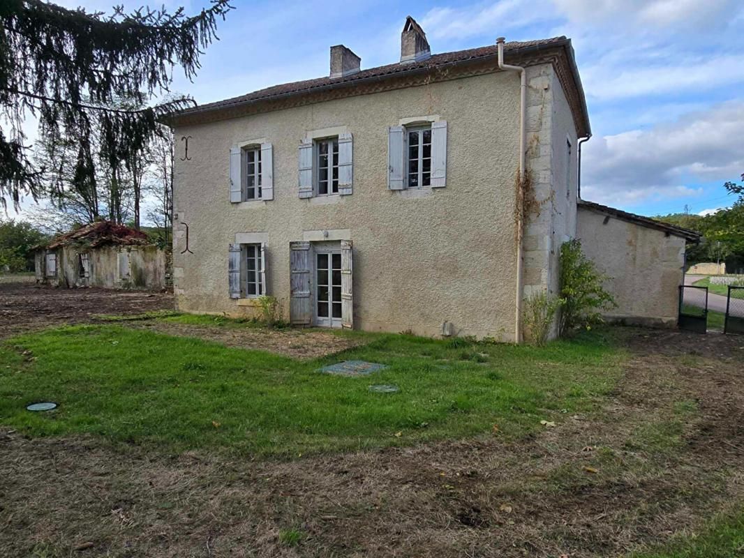 ANTONNE-ET-TRIGONANT Maison en pierre de type 4, grange attenante, sur un terrain de 1631 m² 3