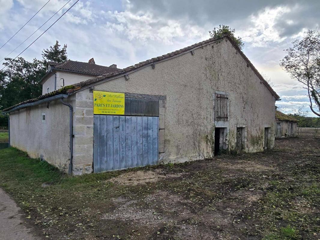 ANTONNE-ET-TRIGONANT Maison en pierre de type 4, grange attenante, sur un terrain de 1631 m² 4