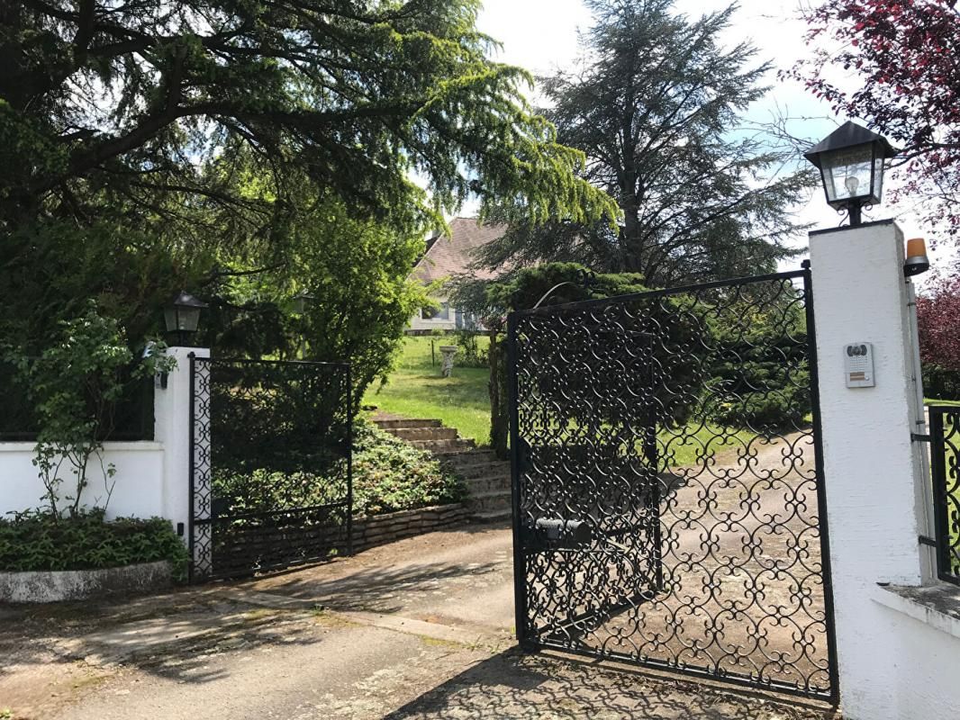 MONTLUCON VILLA DANS PARC ARBORE- PISCINE - VUE PANORAMIQUE 1