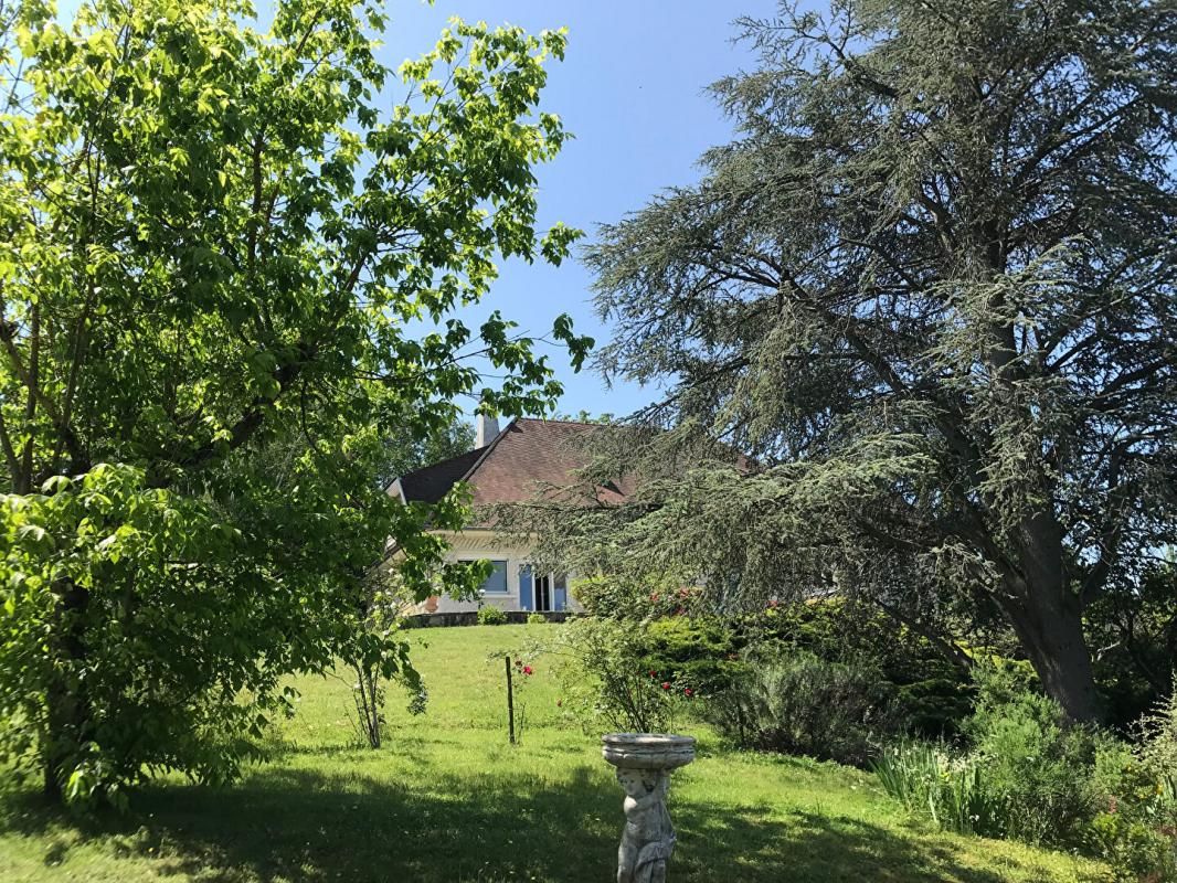 MONTLUCON VILLA DANS PARC ARBORE- PISCINE - VUE PANORAMIQUE 2