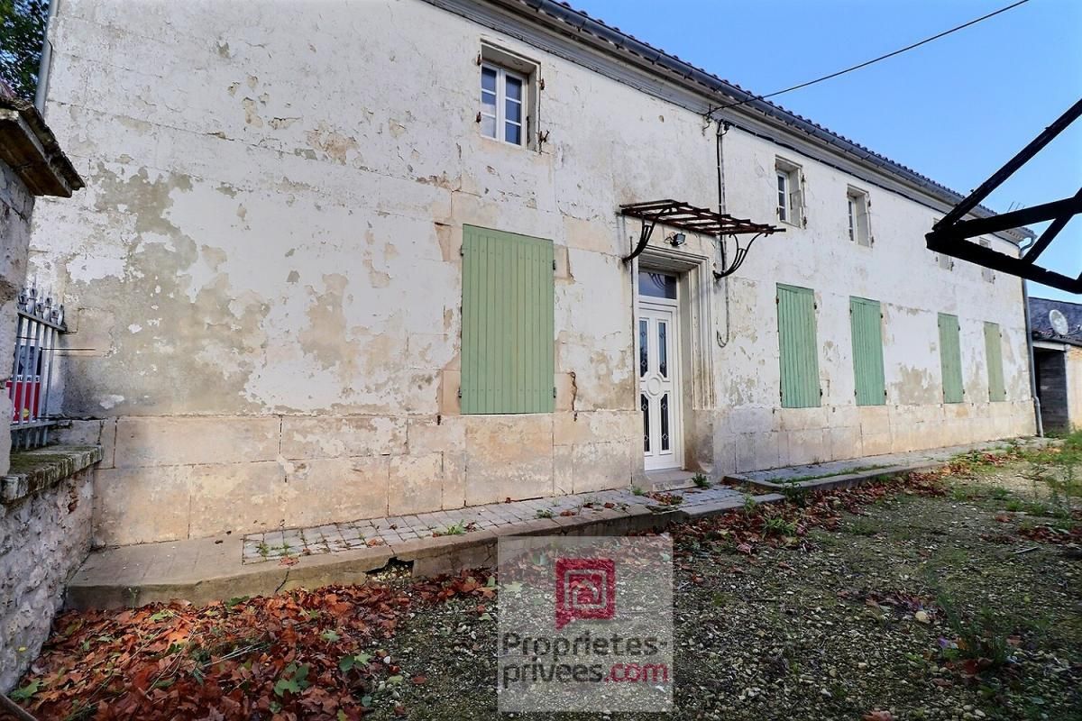 Ensemble immobilier avec maison charentaise couplé d'un pavillon récent avec dépendances et champ