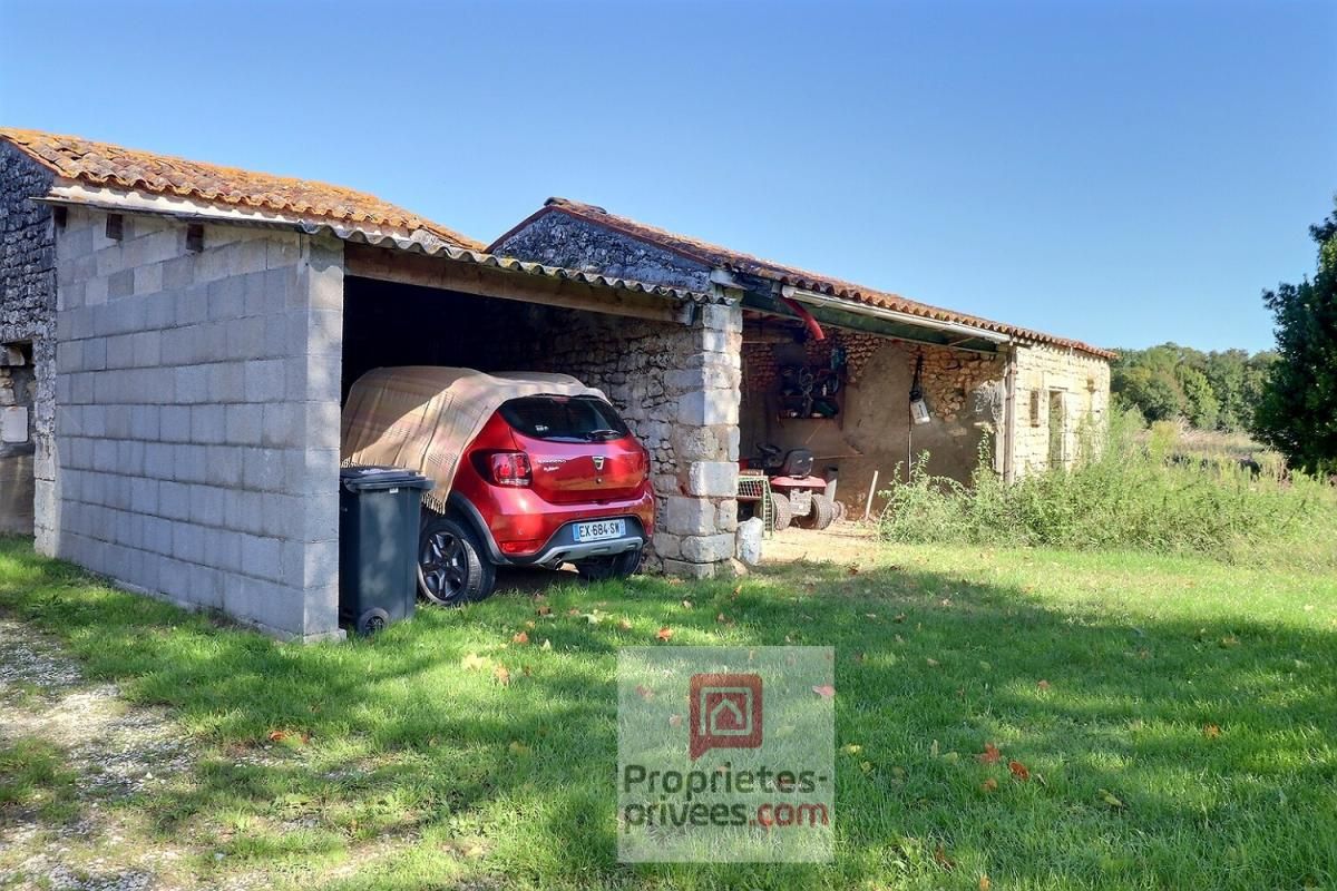 SAINTE-GEMME Ensemble immobilier avec maison charentaise couplé d'un pavillon récent avec dépendances et champ 4