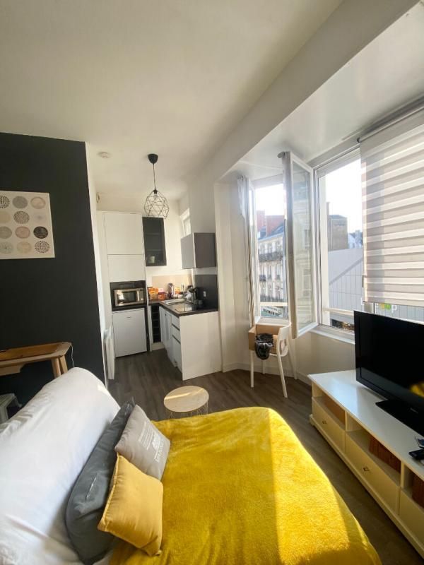 Appartement avec vue panoramique sur Vannes ! Emplacement premium à deux pas de la mairie et de Monoprix. Vendu entièrement meublé, avec locataire en place. VANNES CENTRE