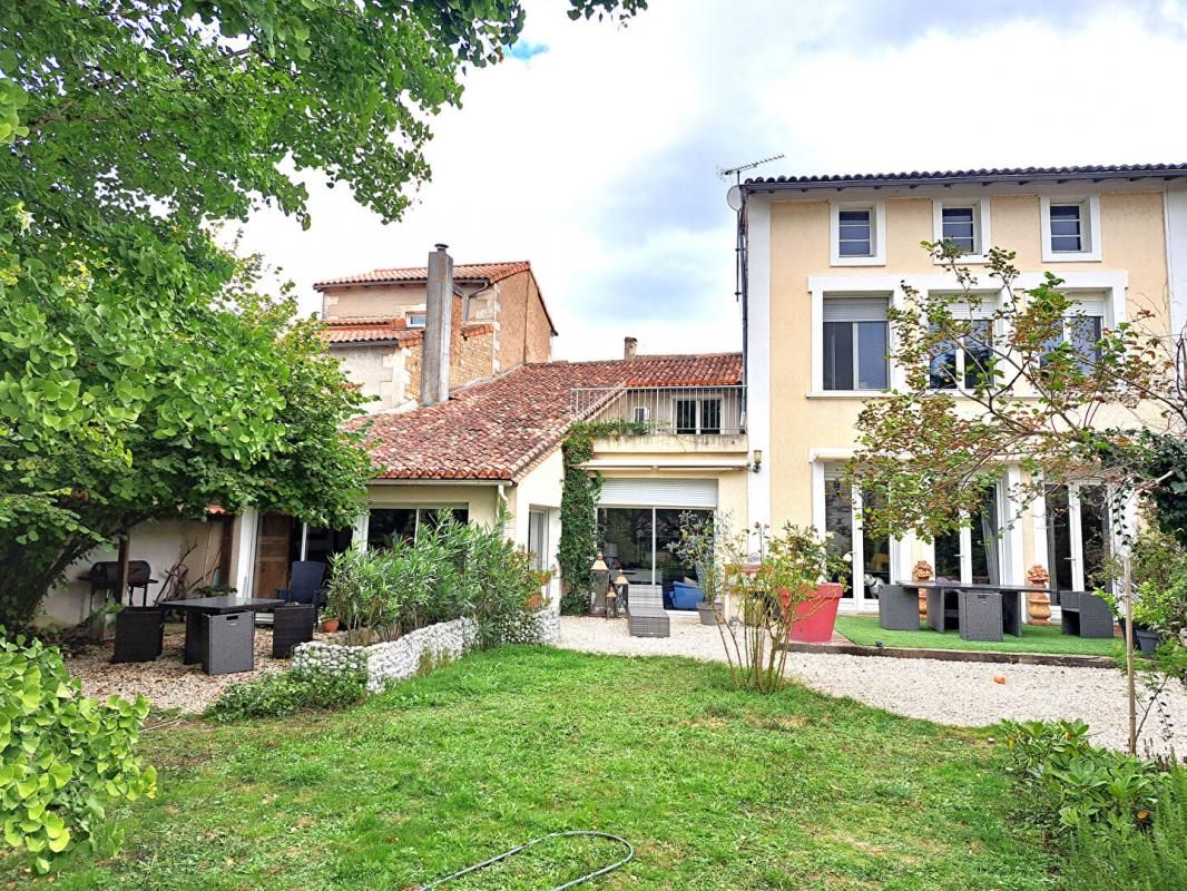 BLANZAC-PORCHERESSE Maison 10 pièces 302m2 avec dépendances, box pour chevaux et terrain 1