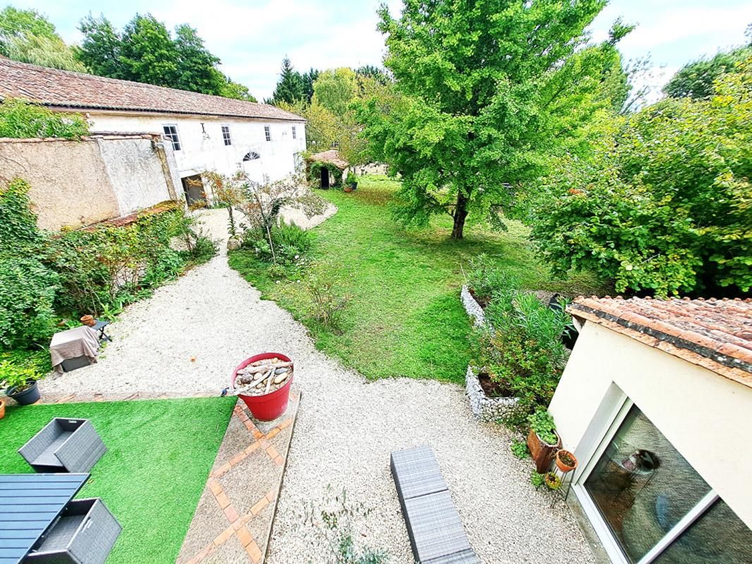 BLANZAC-PORCHERESSE Maison 10 pièces 302m2 avec dépendances, box pour chevaux et terrain 2