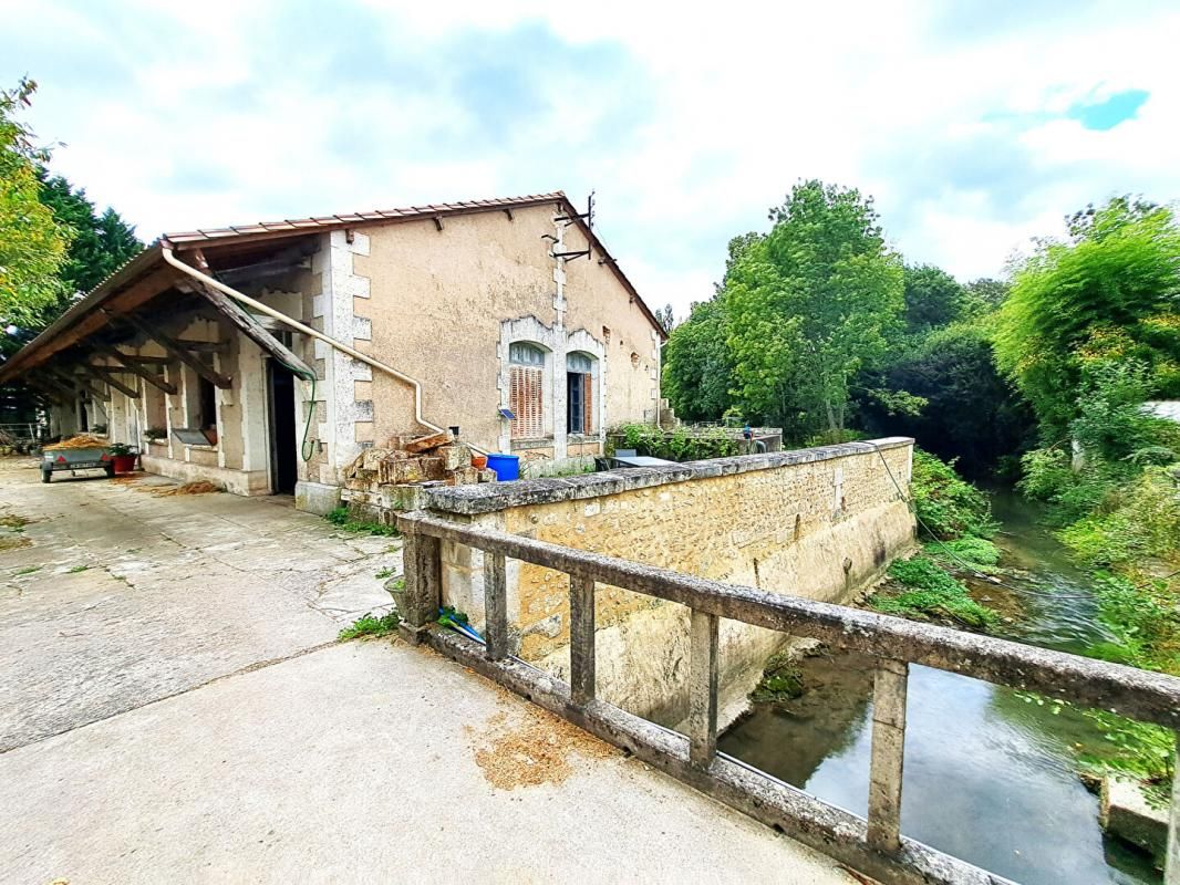 BLANZAC-PORCHERESSE Maison 10 pièces 302m2 avec dépendances, box pour chevaux et terrain 3