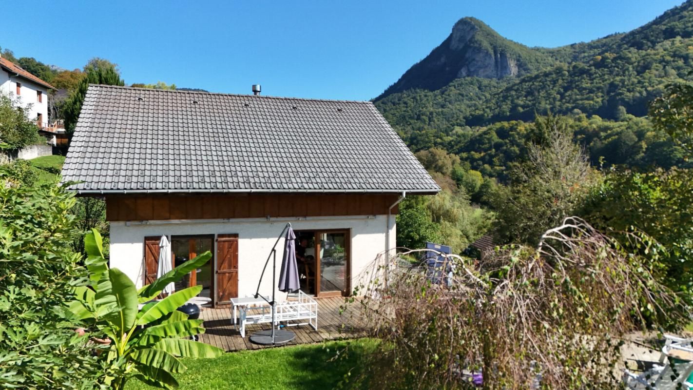 Maison indépendante 4 chambres, terrasse, grand garage et jardin