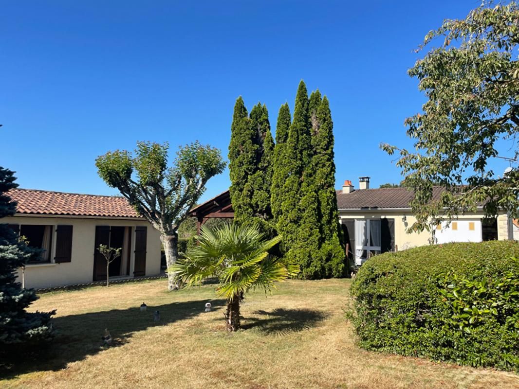 Ensemble immobilier de 2 maisons COURSAC 6 pièces 144 m2