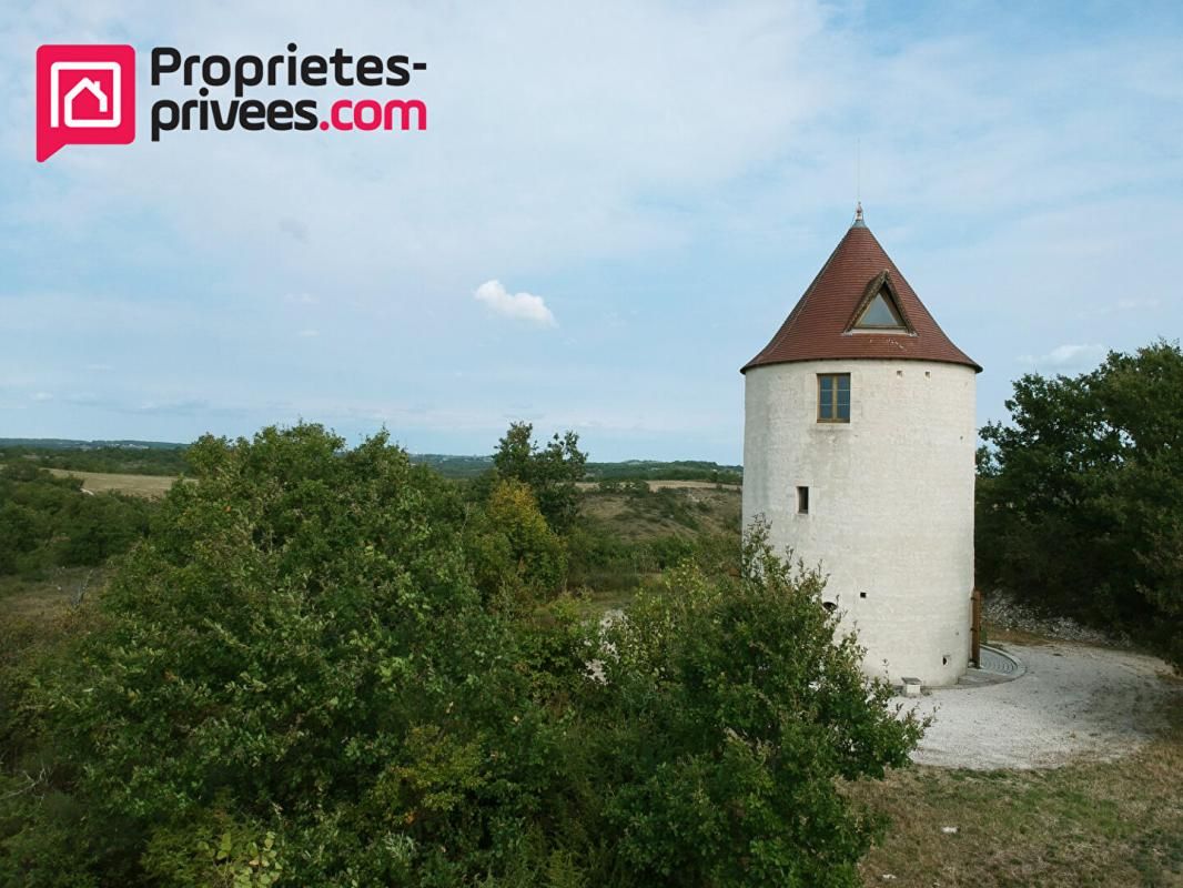 CAHORS Ancien moulin à vent restauré sur les causses de Montcuq 1