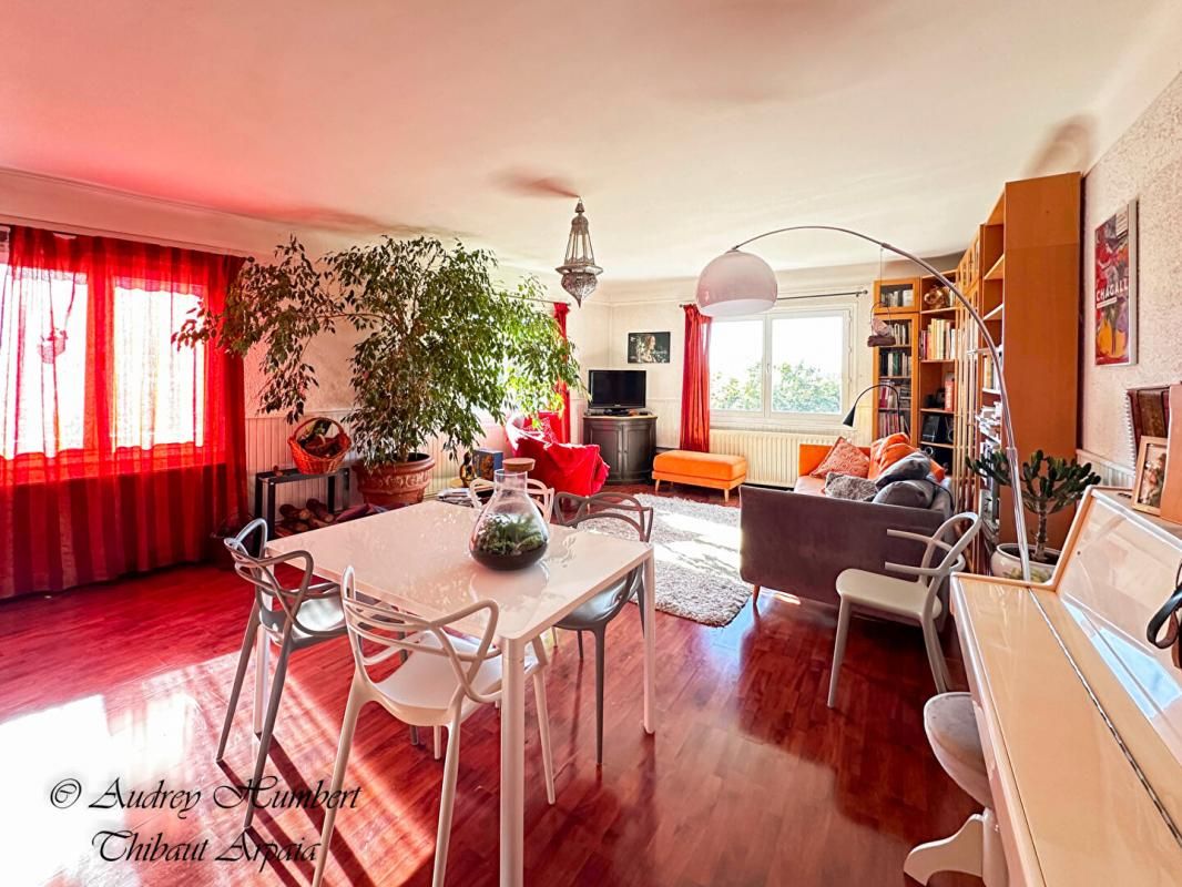 RIEZ EXCLUSIVITE, Proche RIEZ, à ST JURS, MDV de 171 m² avec beaucoup de cachet , superbe terrasse avec vue et grands garages 4