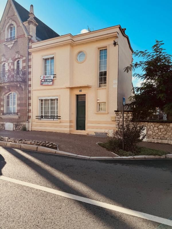 SAUMUR CENTRE VILLE: Petite Maison de Charme avec Terrasse et Jardin