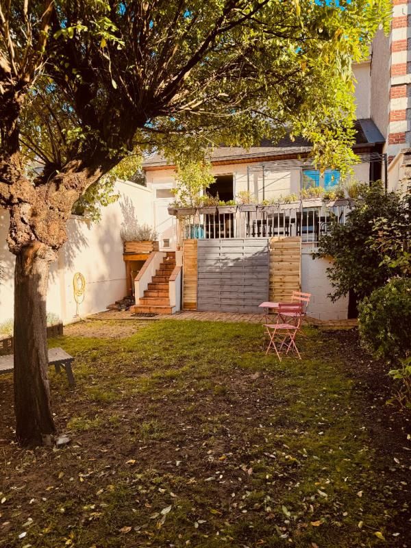 SAUMUR SAUMUR CENTRE VILLE: Petite Maison de Charme avec Terrasse et Jardin 2