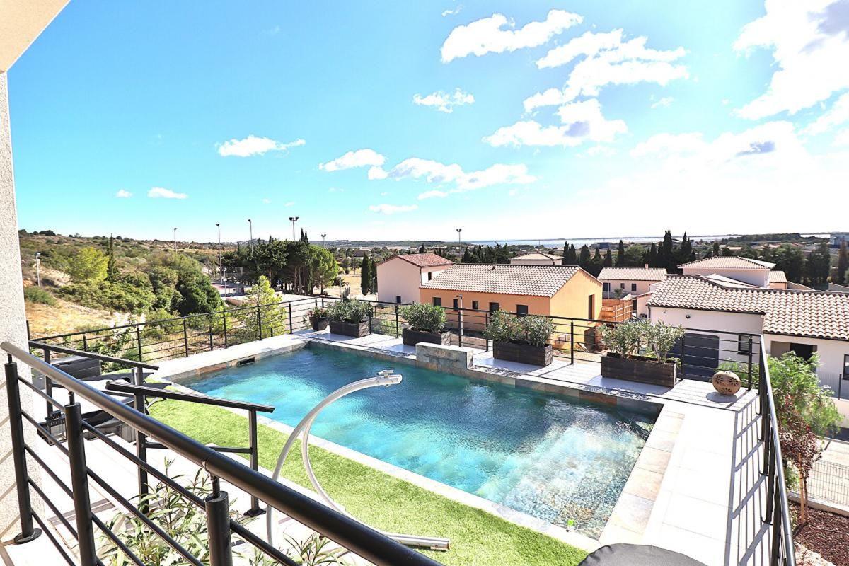 Villa contemporaine 5 pièce(s) 150 m2 sur un terrain de 980m² avec piscine