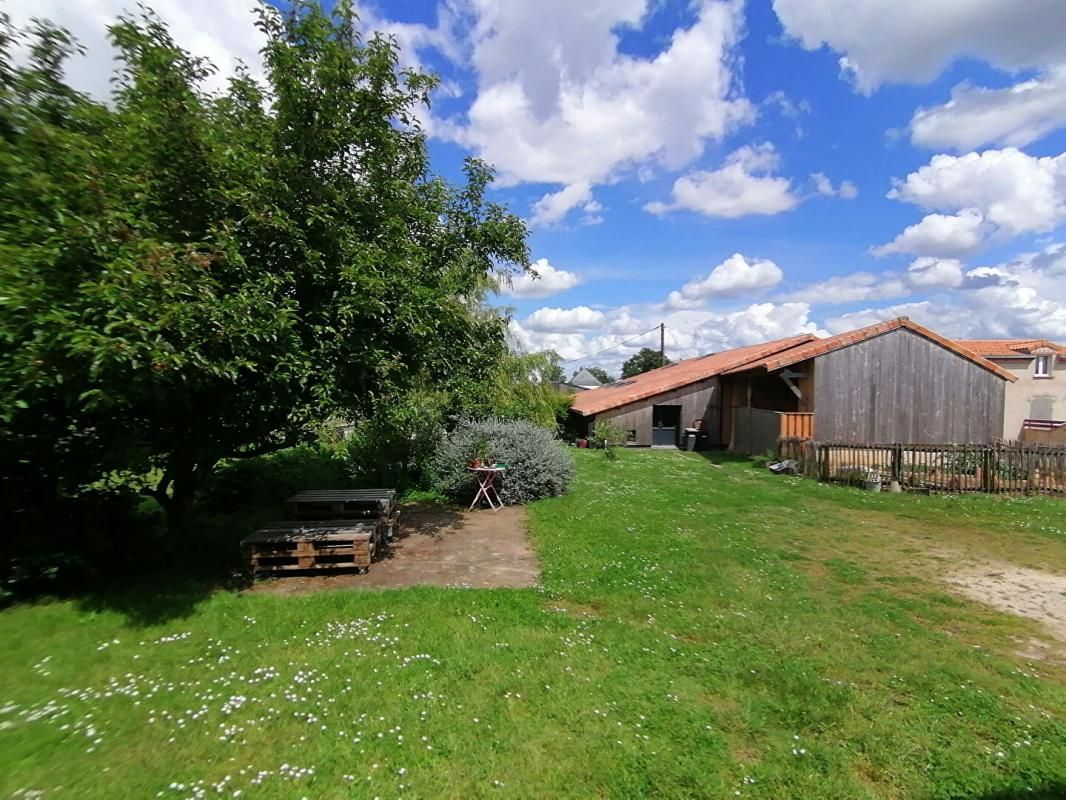 NUEIL-SUR-LAYON Maison rénovée avec 4 chambres et vie de plain pied - 380837 1