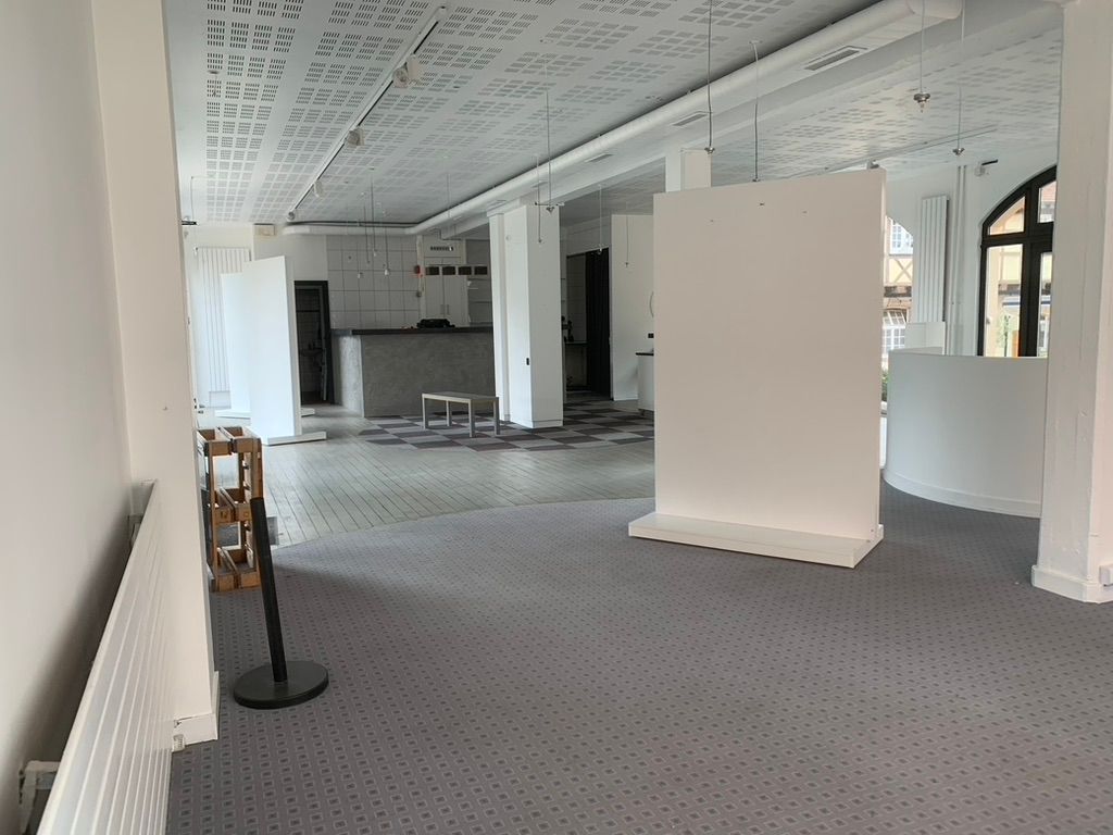 COLMAR Au coeur de Colmar, local commercial 132 + 94 m², excellente visibilité, 20 m. vitrines 3