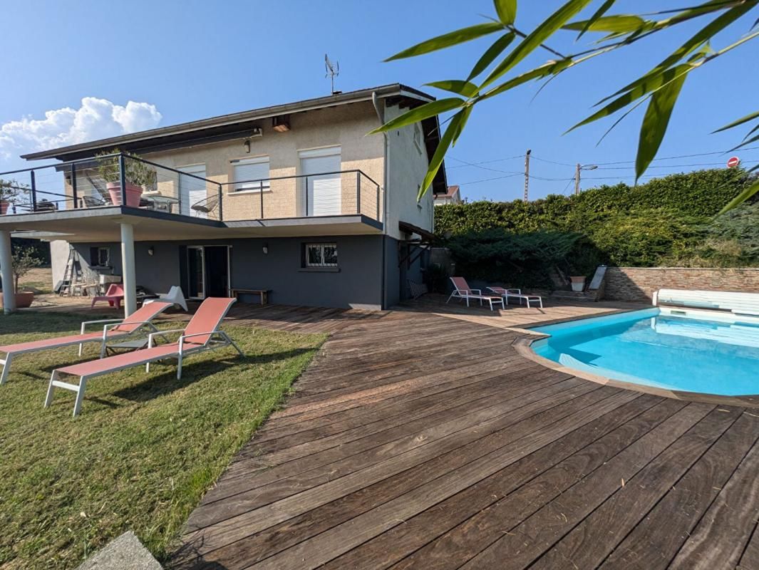 Maison d'exception avec vue panoramique et piscine privée sur les hauteurs de Jassans !