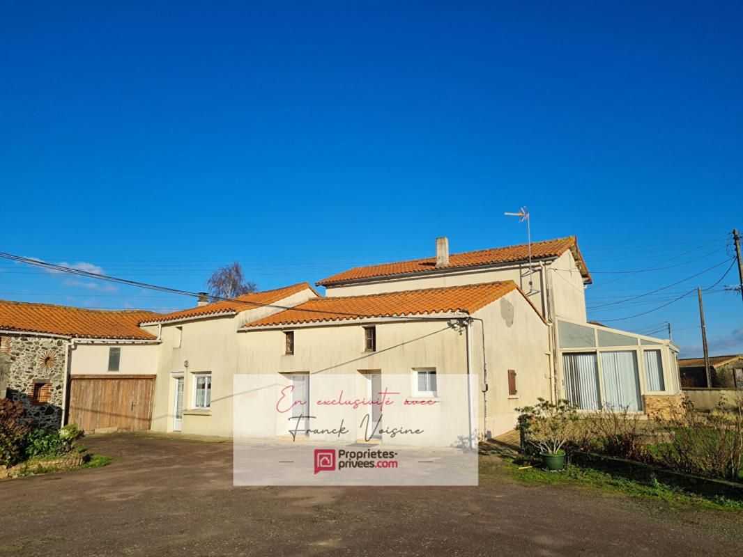 Maison  A VENDRE - Le Boupère  - 3 chambres -167m2 env avec dépendances et jardin de 2400 M2 env