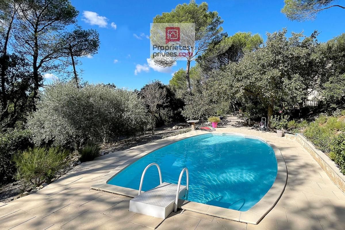 Maison avec studio sur grand terrain avec piscine