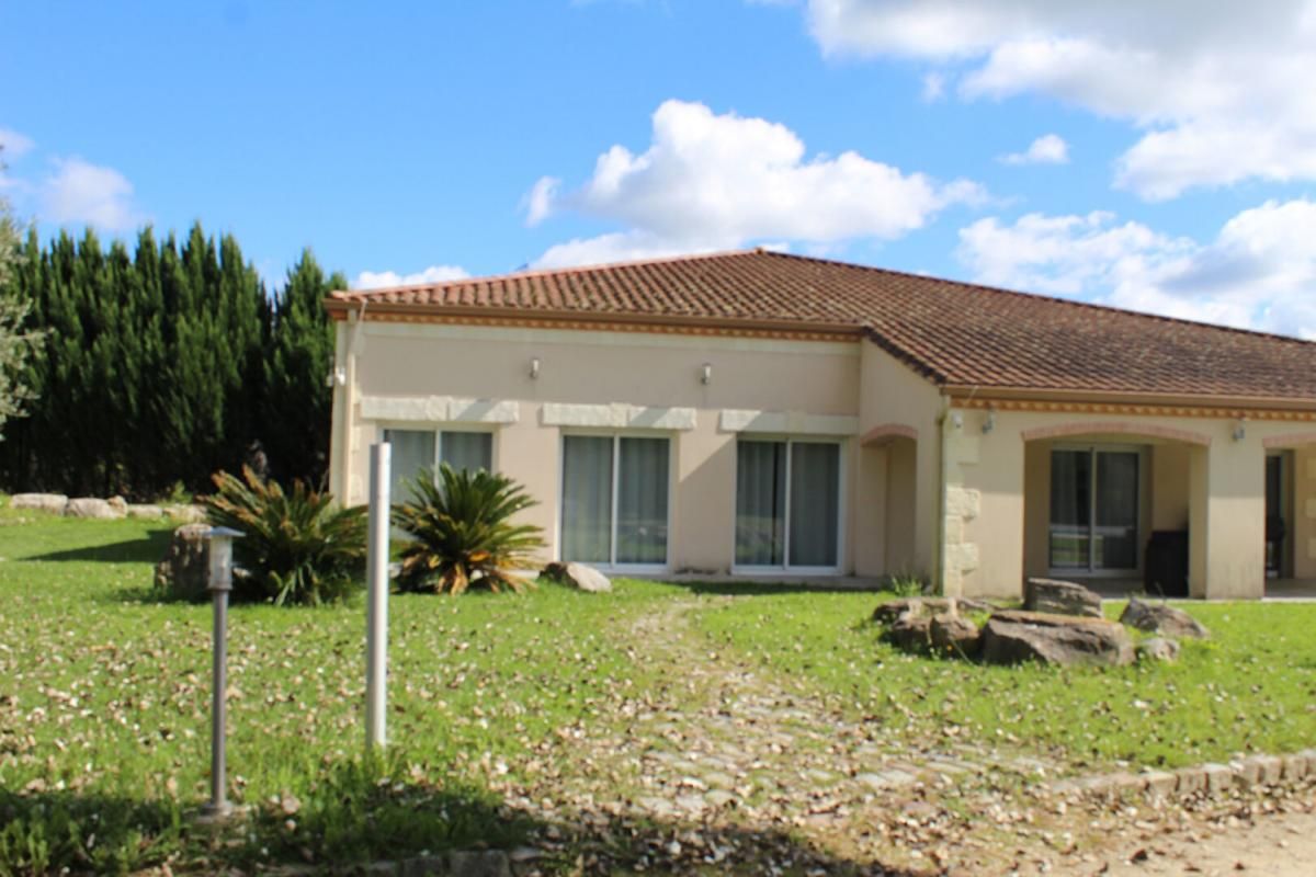 Maison individuelle avec studios indépendants  et piscine