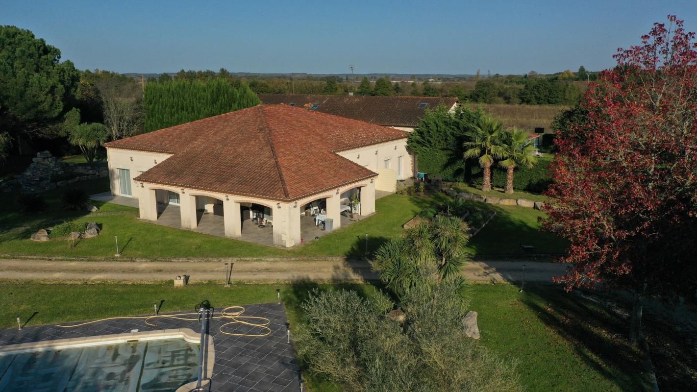 BERGERAC Maison individuelle avec studios indépendants  et piscine 2