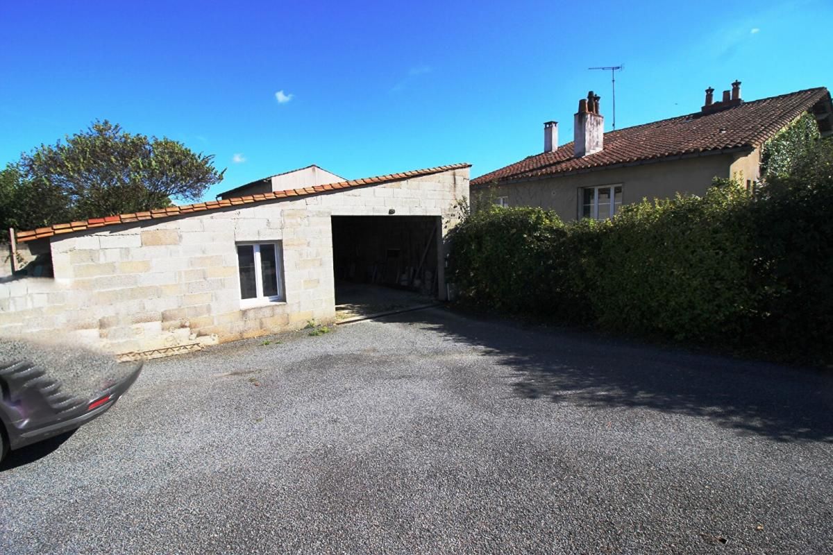 CHATEAUBERNARD MAISON Longère à Châteaubernard 8 pièces 223 m2 3