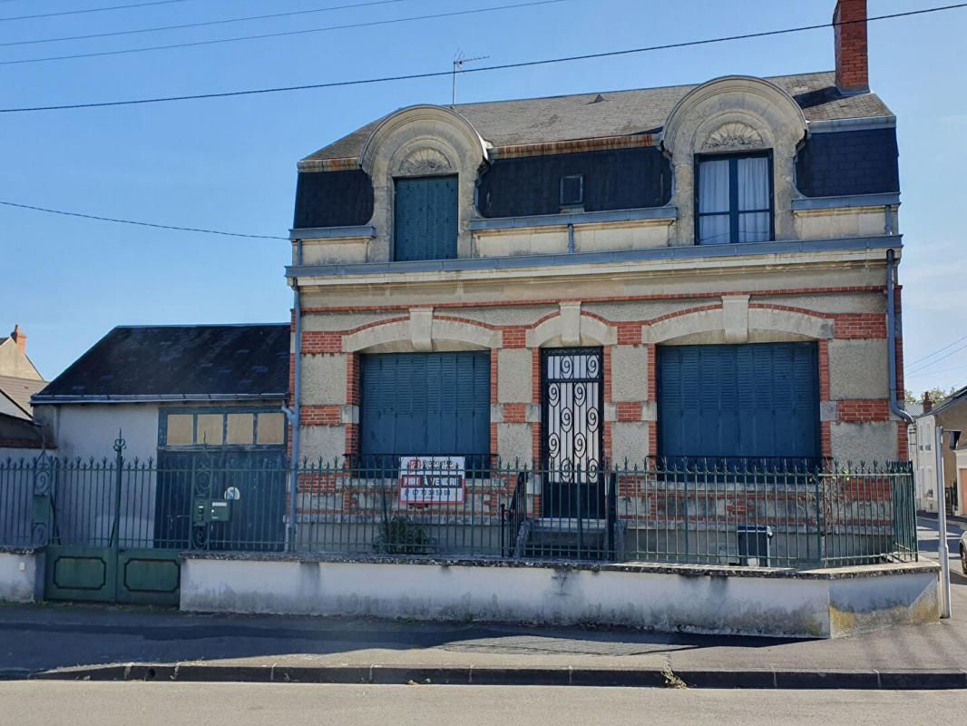 Maison de ville indépendante 9 pièces  garage et jardin