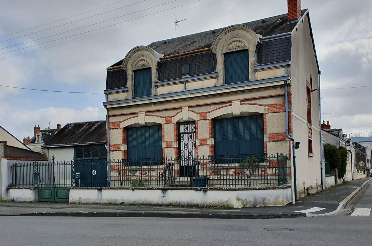 CHATEAUROUX Maison de ville indépendante 9 pièces  garage et jardin 2