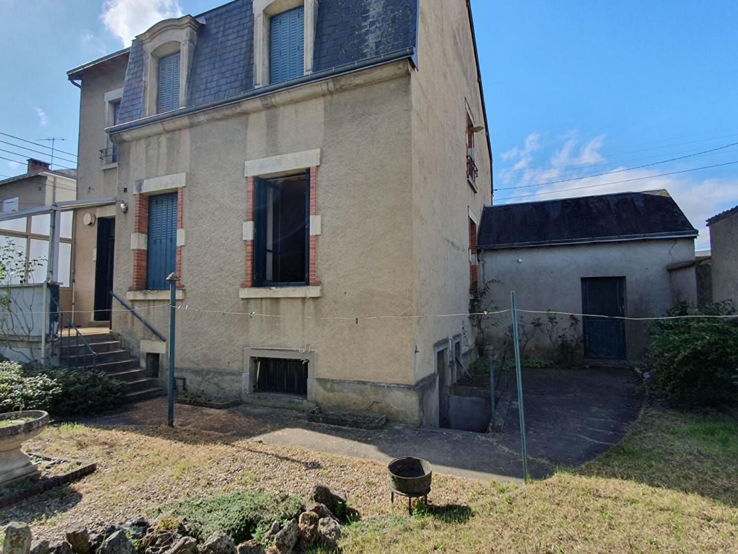 CHATEAUROUX Maison de ville indépendante 9 pièces  garage et jardin 3