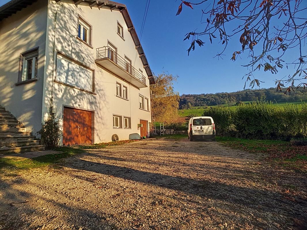 Grande ferme datant de 1960 avec 4 hangars/étables et 8 ha de terrain, en dehors du village avec une vue magnifique