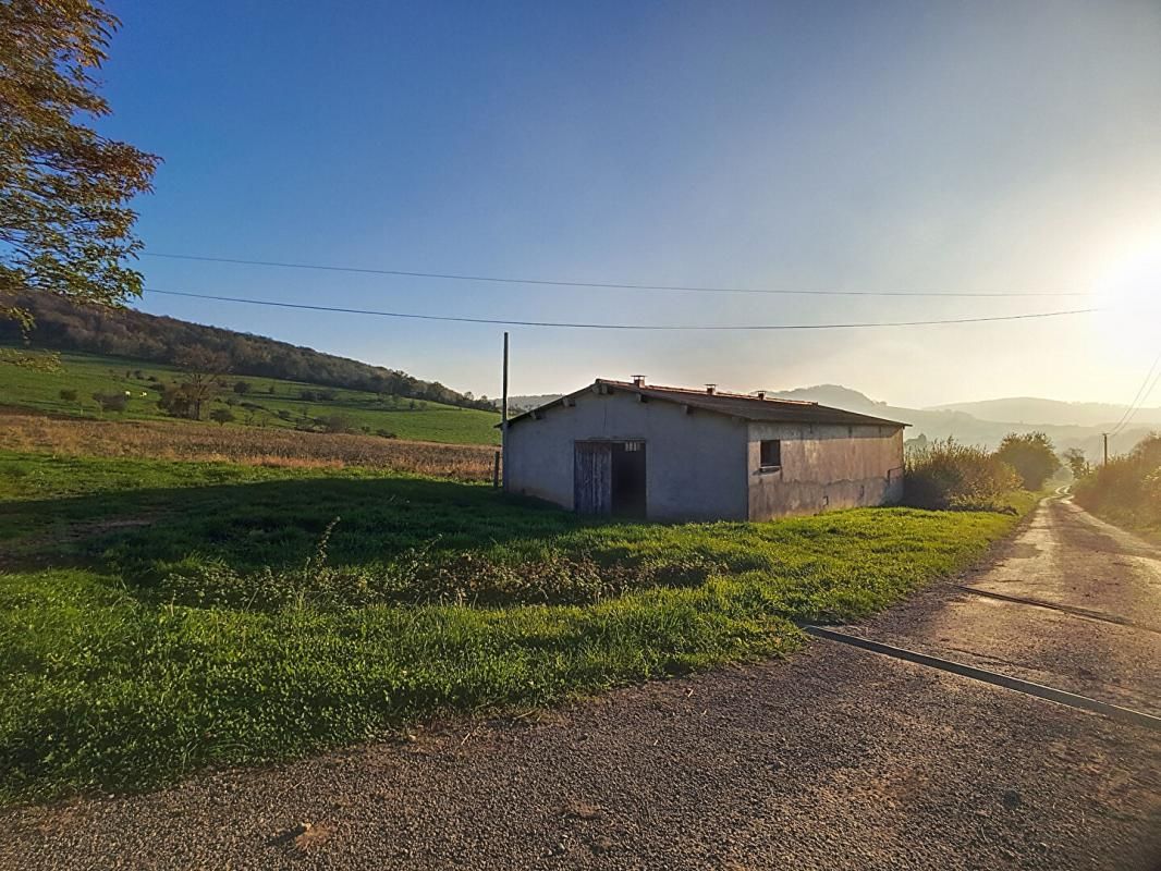 COURCHATON Grande ferme datant de 1960 avec 4 hangars/étables et 8 ha de terrain, en dehors du village avec une vue magnifique 3