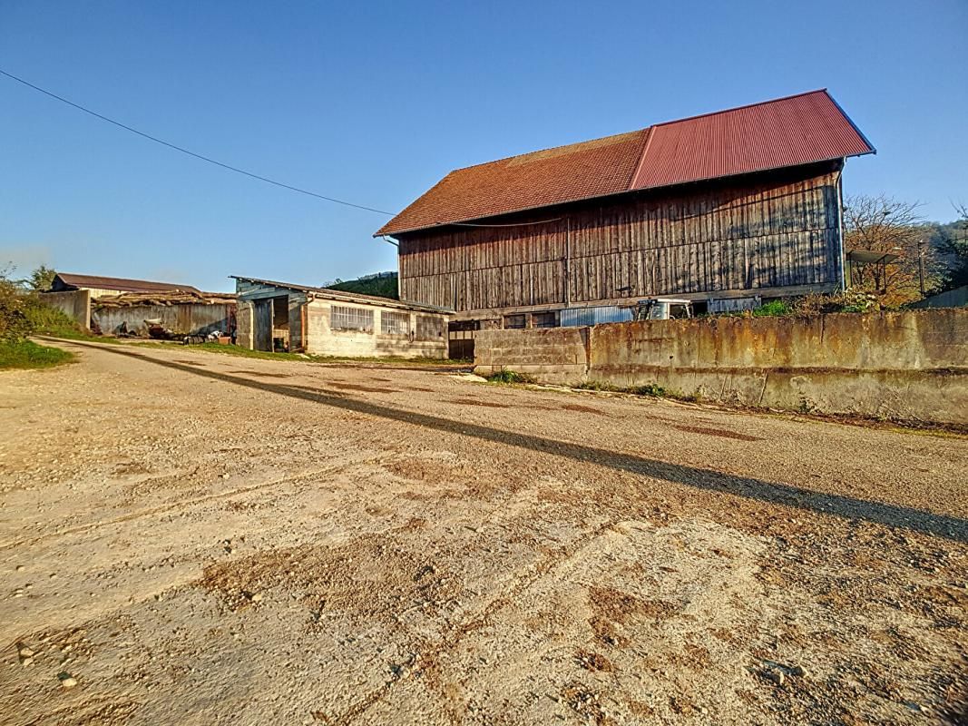 COURCHATON Grande ferme datant de 1960 avec 4 hangars/étables et 8 ha de terrain, en dehors du village avec une vue magnifique 4