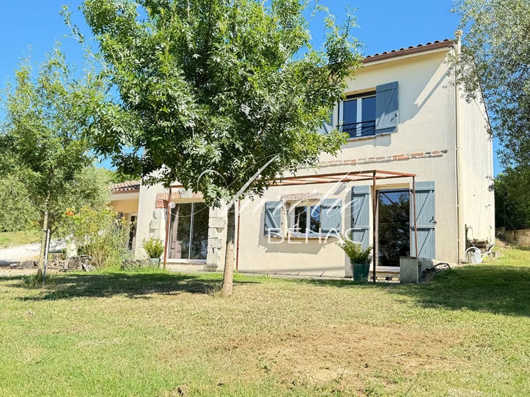 Maison Spacieuse de 160 m² avec Grand Terrain et Triple Garage