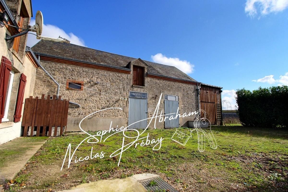 CROTTES-EN-PITHIVERAIS Ancien corps de ferme avec dépendances et terrain 3