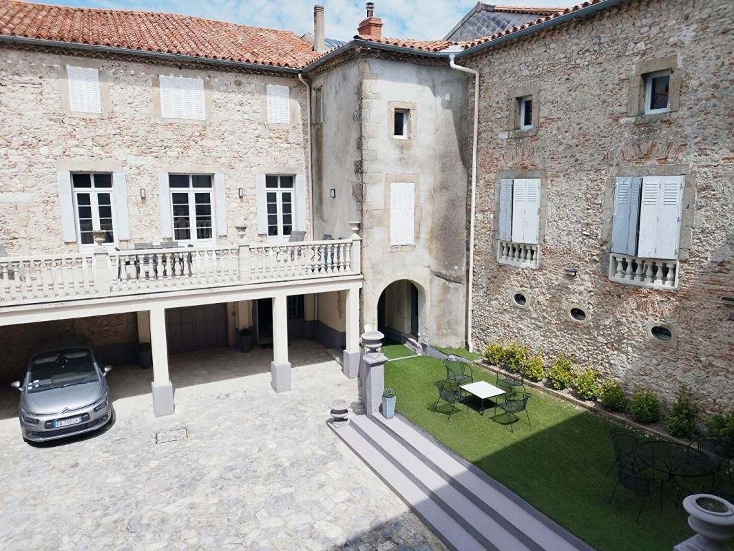 MAISON DE VILLE BOURGEOISE AVEC 2 HABITATIONS AVEC TERRASSES GARAGE ET COUR INTÉRIEURE