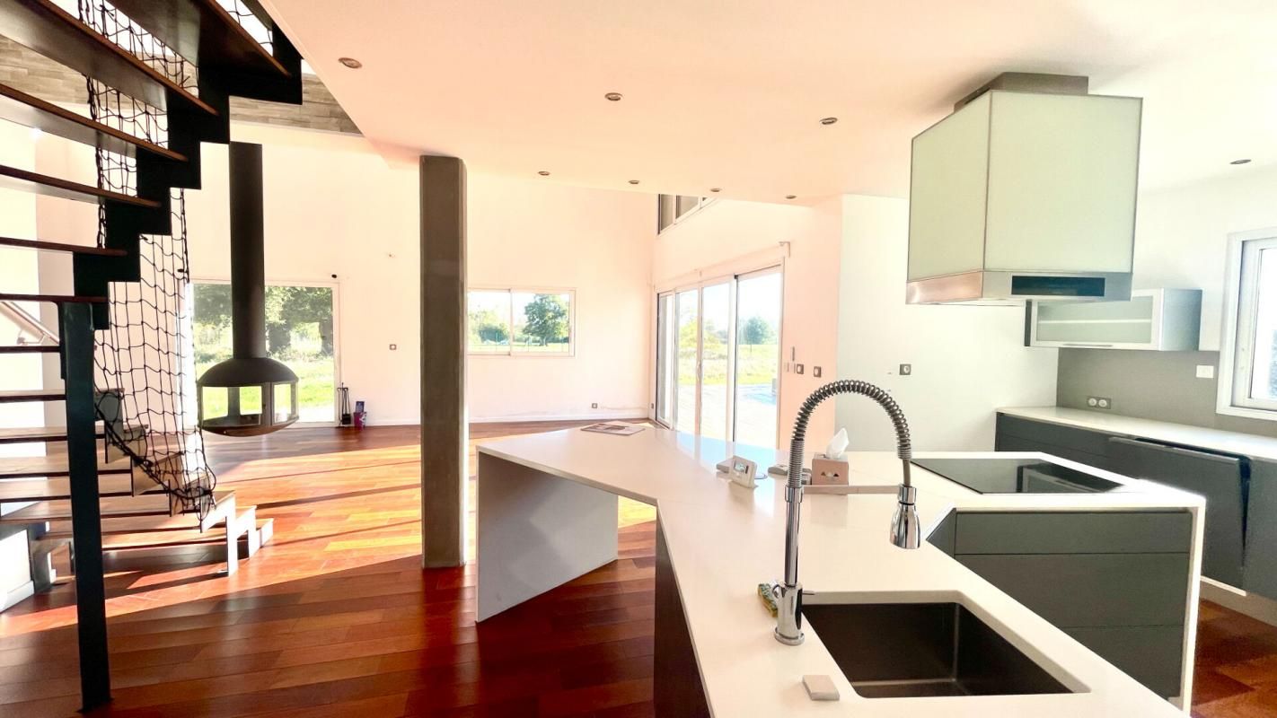 MAISON A VENDRE AVEC PISCINE  - 6 pièces 173 m²