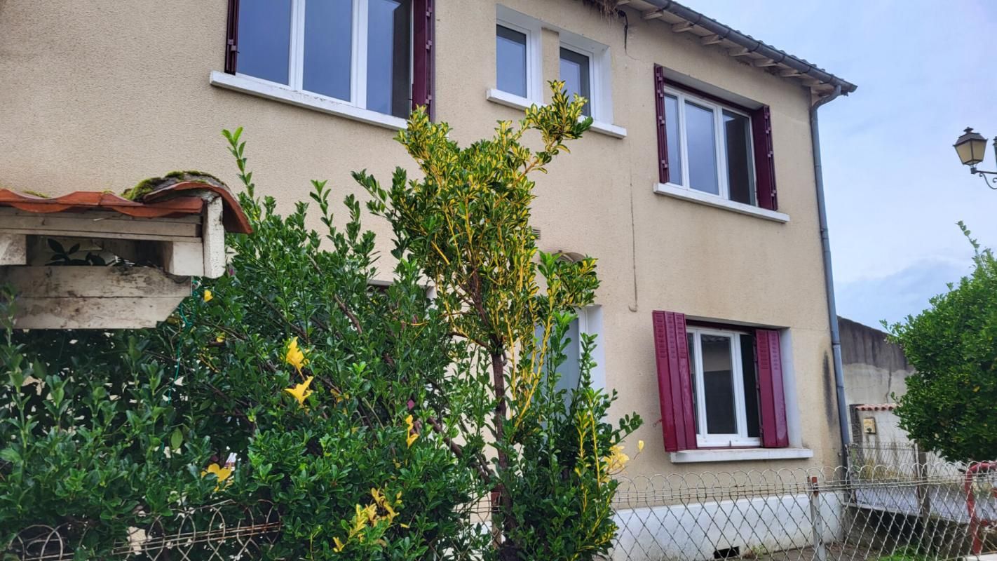 MUSSIDAN Proche de Mussidan Maison  de  village  4 pièces 71 m2  jardinet garage  et jardin 2