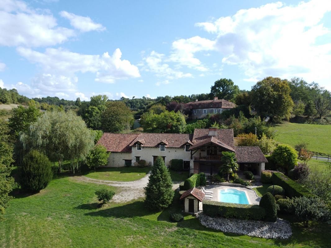 Vaste corps de ferme en pierre, dont gîte, piscine, dépendances, grange. Calme, campagne