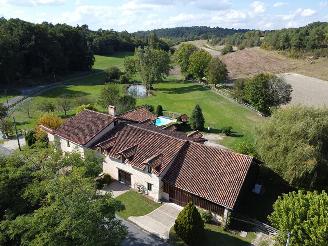 SAINT-ASTIER Vaste corps de ferme en pierre, dont gîte, piscine, dépendances, grange. Calme, campagne 3