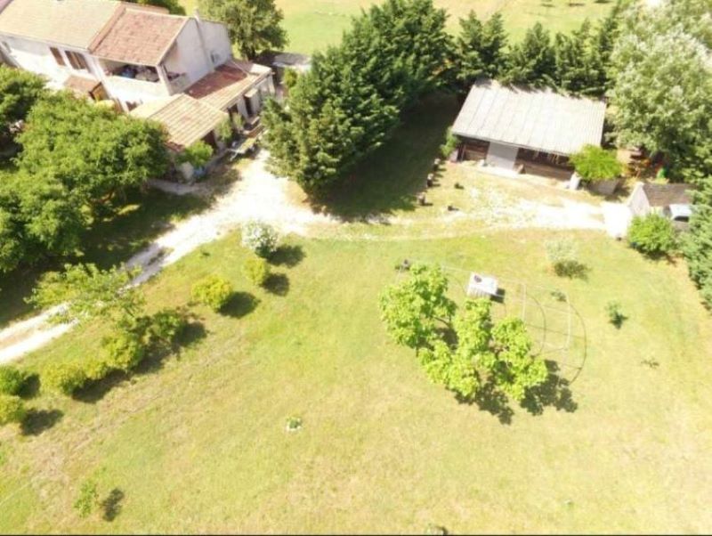 Corps de ferme entièrement rénové 246m² sur 3384m² de terrain, Lapalud 438 000HAI