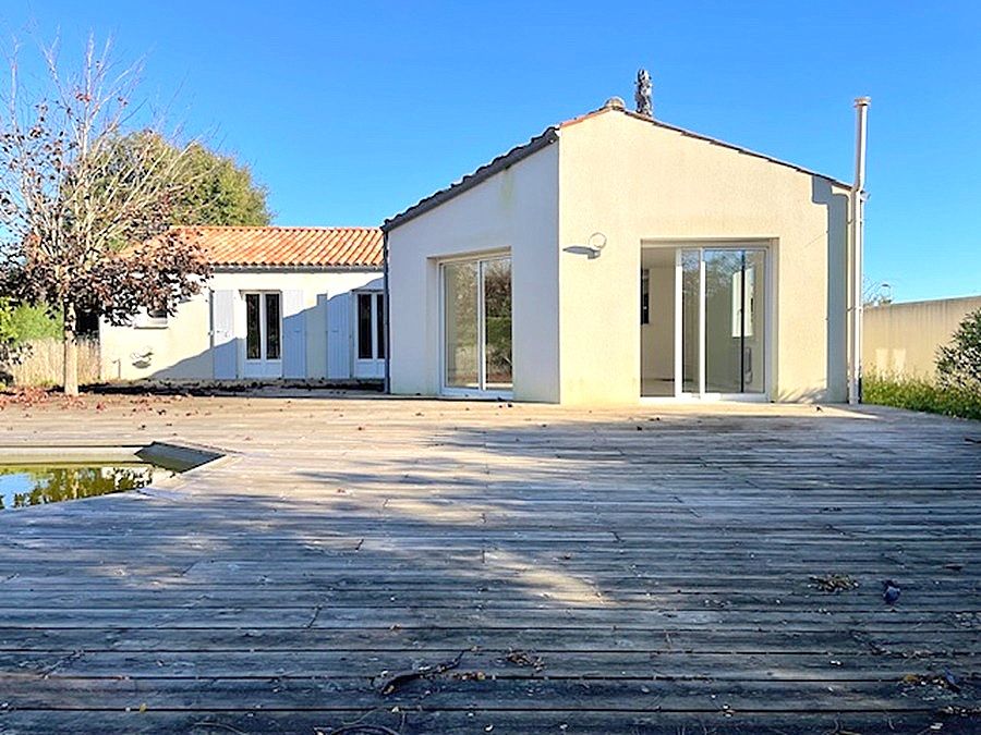 Maison de plain pied 120 m2, 4 chambres, terrasse bois, piscine et jardin