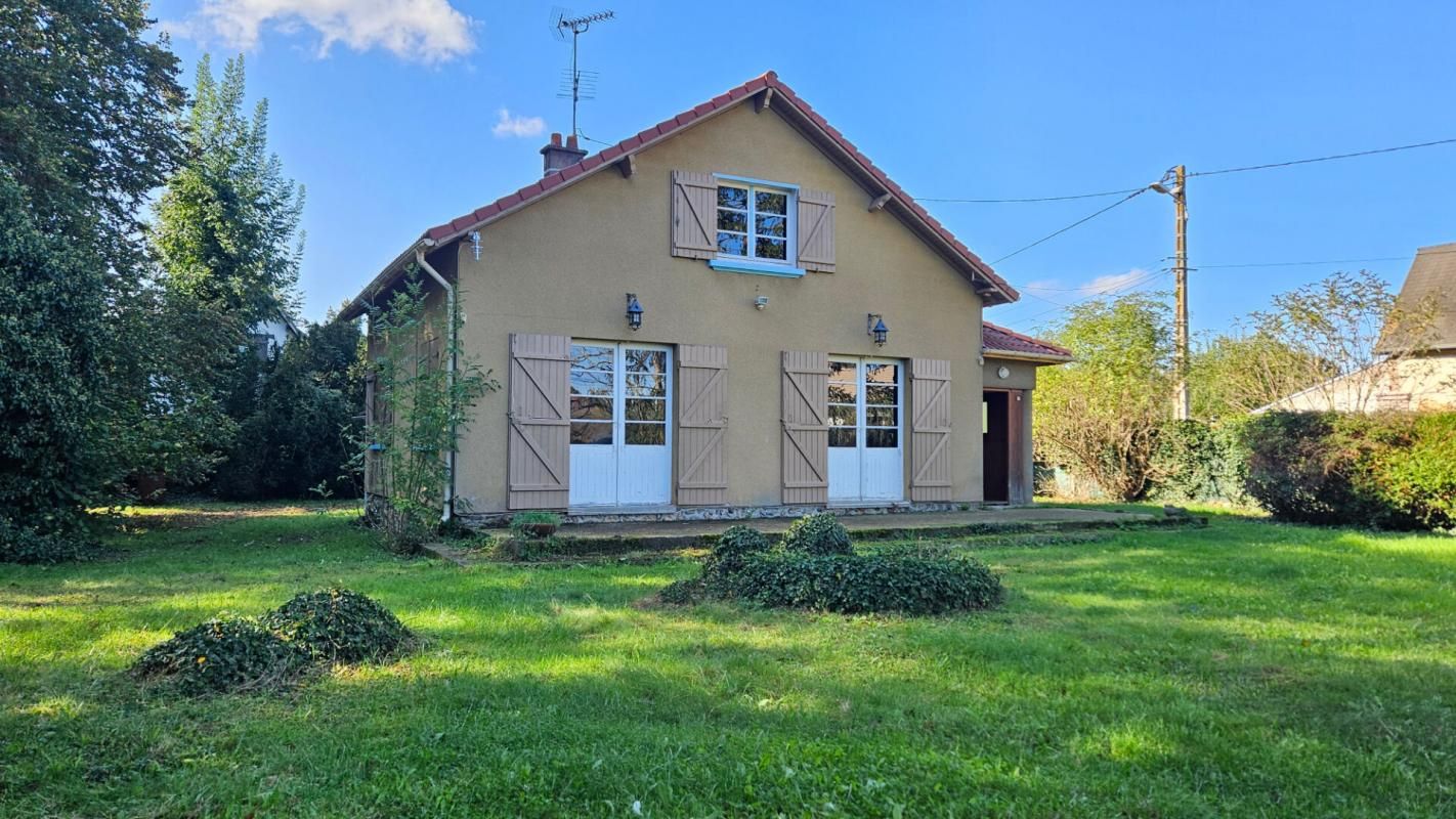 HOUDAN Maison à rénover à fort potentiel sur un beau terrain de 1990 m2 2