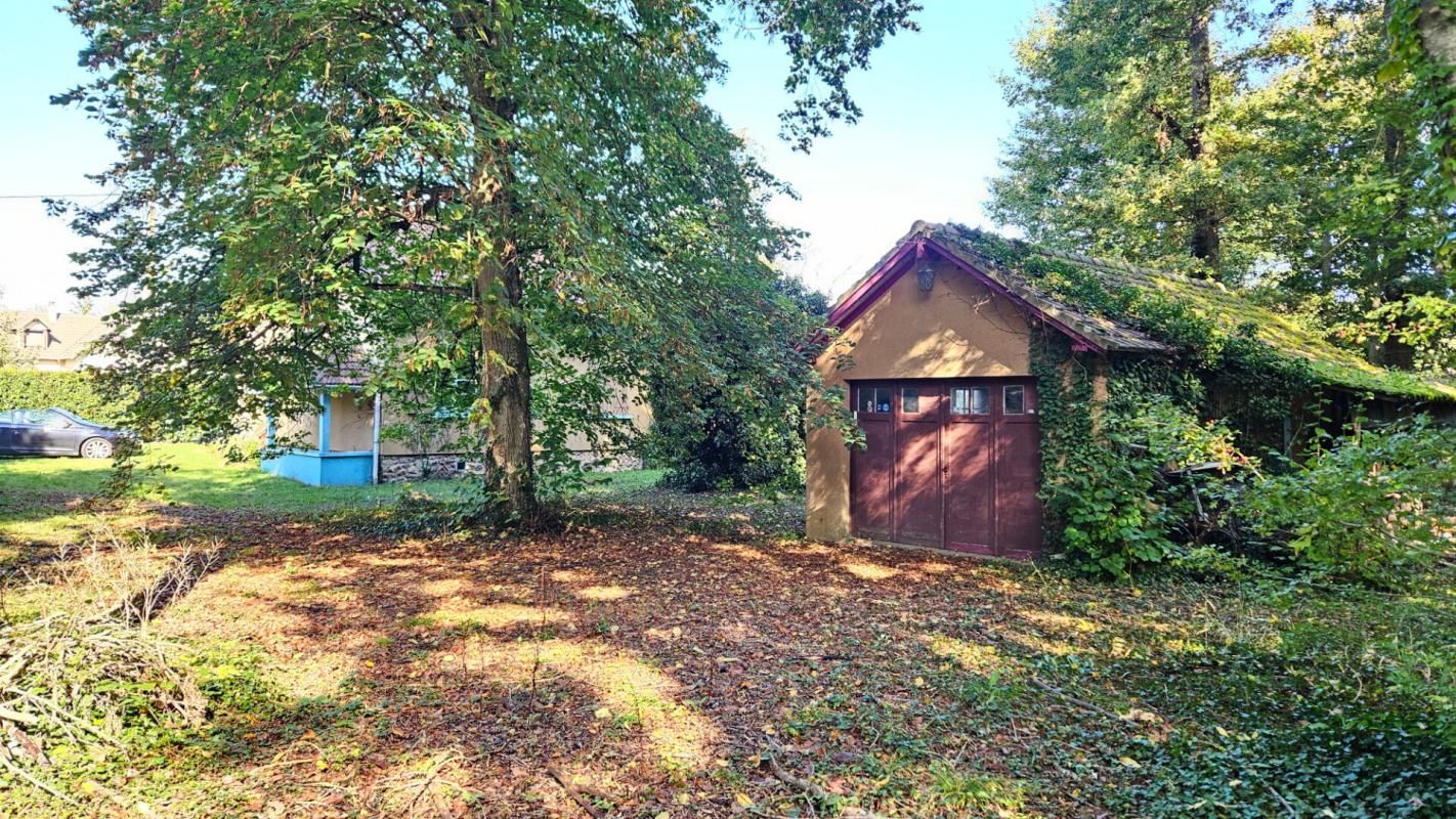 HOUDAN Maison à rénover à fort potentiel sur un beau terrain de 1990 m2 3