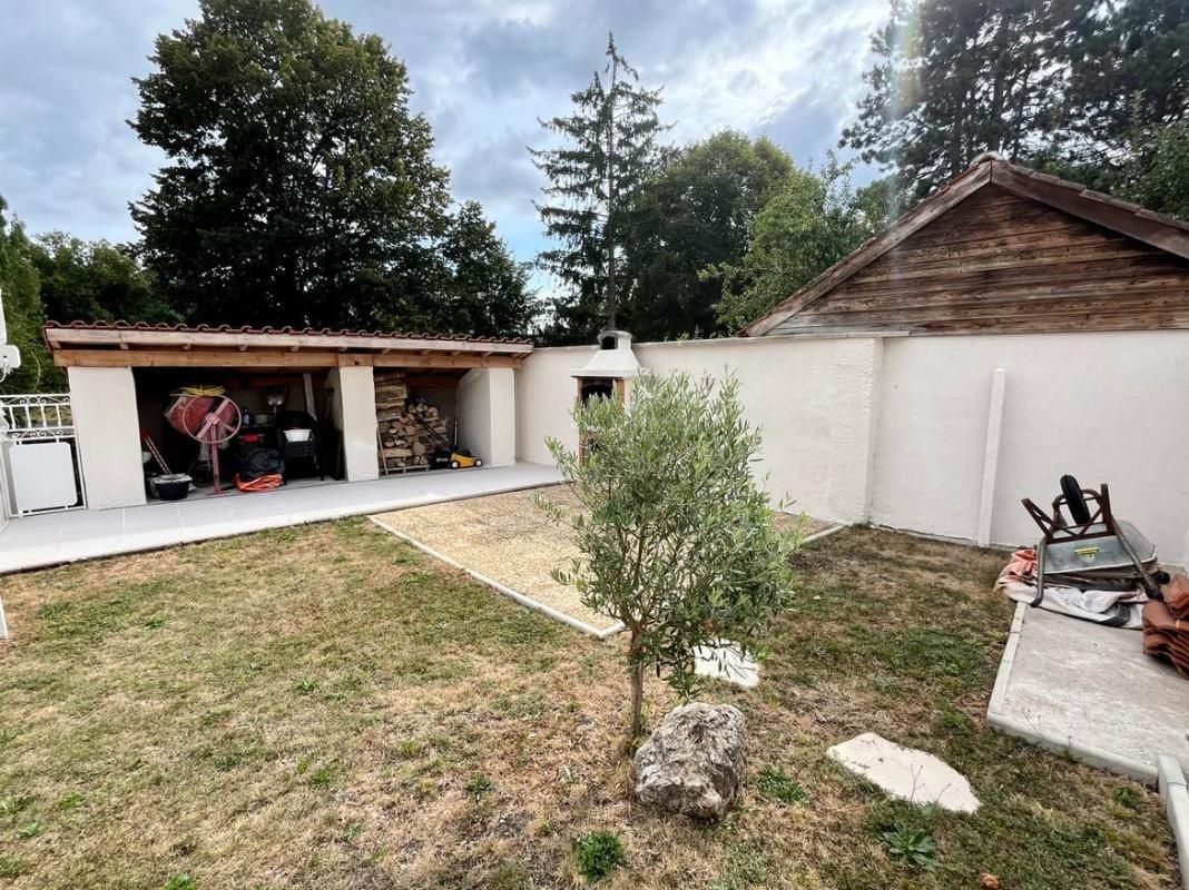 CHATEAU-L'EVEQUE Maison avec jardinet Château L'Evêque 111 m2 4