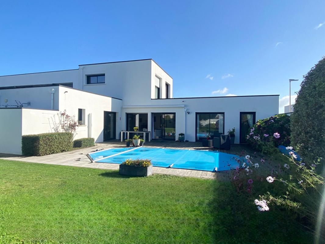 Maison contemporaine avec piscine, en parfait état, de 150 m² sur un terrain de 450 m² avec piscine, 6 pièces, 4 chambres dont 2 de plain-pied. Vannes Tohannic