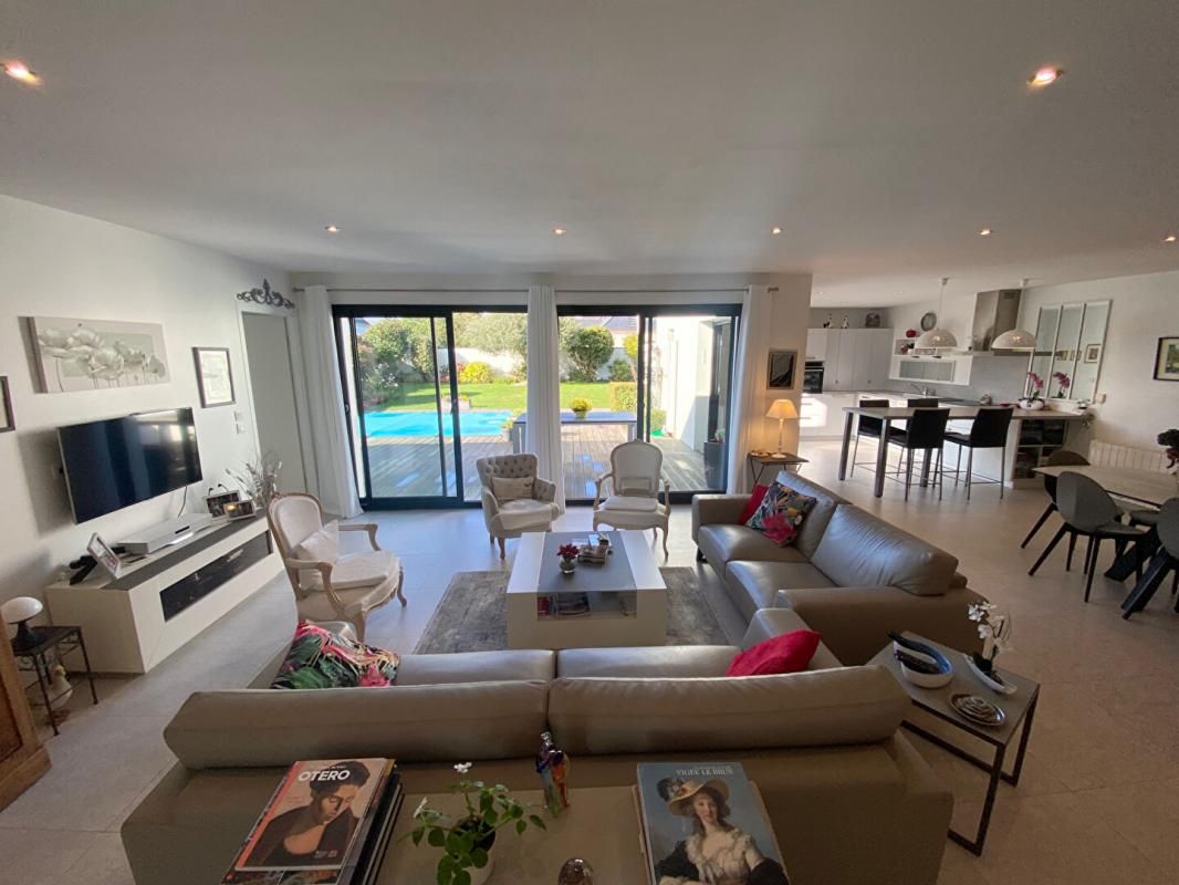 VANNES Maison contemporaine avec piscine, en parfait état, de 150 m² sur un terrain de 450 m² avec piscine, 6 pièces, 4 chambres dont 2 de plain-pied. Vannes Tohannic 4