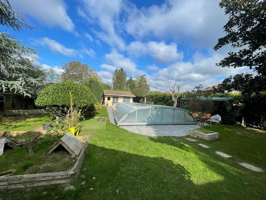 MASSIEUX Maison contemporaine sur terrain de 1500 m² avec piscine 3