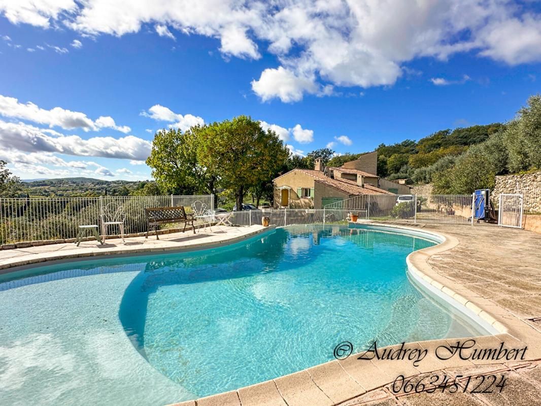 En EXCLUSIVITE à MANOSQUE, Propriété unique de 234 m² sur 1ha14 de terrain avec  olivette, piscine et vue magnifique