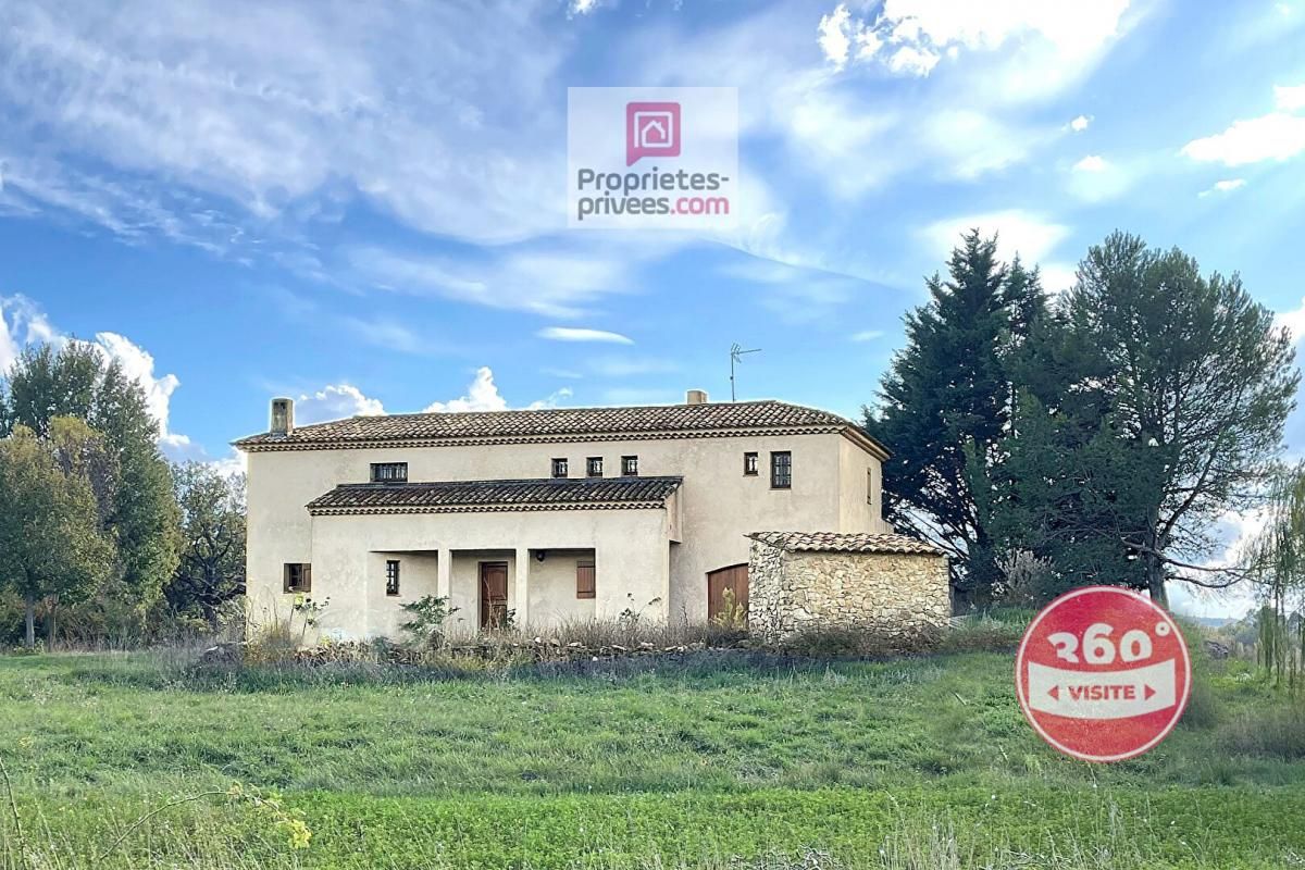 Maison cossue familiale avec piscine couverte sur grand terrain