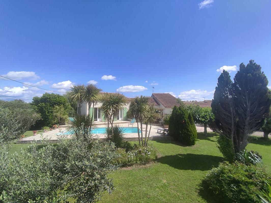 Villa avec piscine et joli jardin